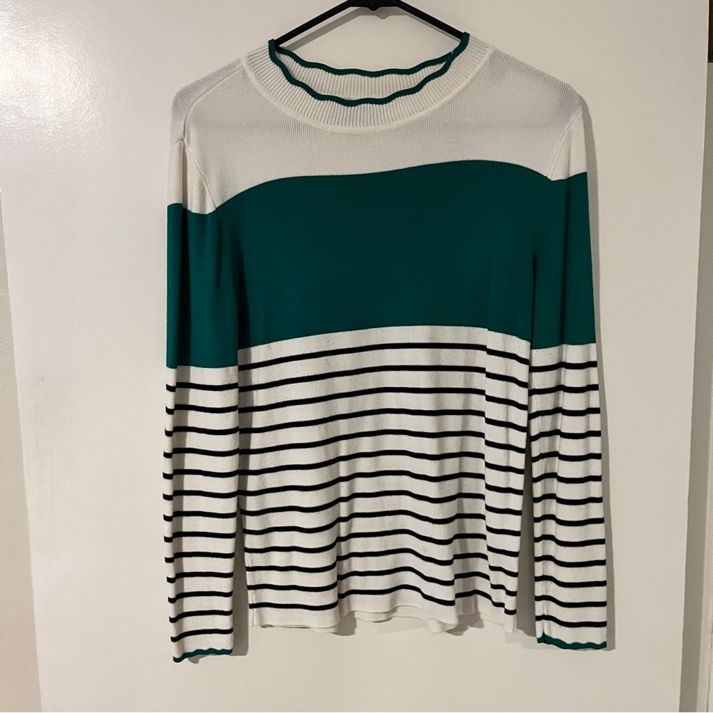 Cute Liz Claiborne sweater 🍀